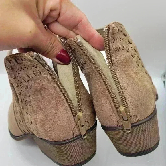 Pierre Dummas Women's Taupe Suede Ankle Boots Size 7 Back Zipper - Picture 4 of 9